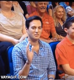 incomodidad máxima,mano,sonrisa,sonreir,saludo,saludar,muy forzado