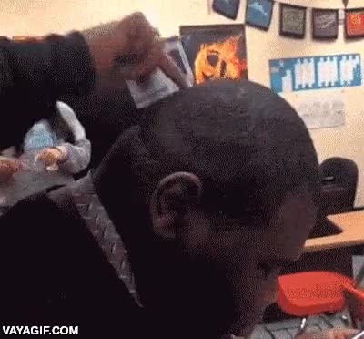 credito,lector de tarjetas,cabeza,nuca,cuello,arruga,dormido