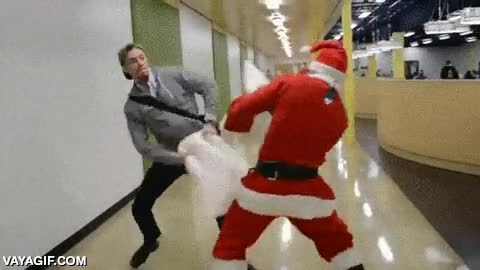 santa claus,papa noel,a muerte,pelea,almohadas,guerra