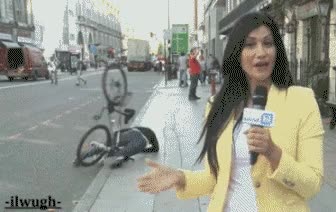Querer quedar como el rey delante de la cámara y... fail,television,reportera,bicicleta,caer,de boca,bordillo,intentar subir,al suelo