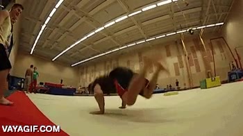 frontflip desde el suelo,acrobata,voltereta,mucha fuerza para hacer eso
