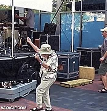 se&ntilde;or mayor,oriental,bailar,movimientos de baile,dar igual,edad