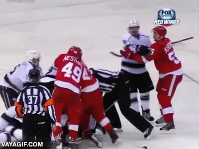 No te metas en su pelea, tú no amor mío, no podría soportarlo... pelea,hockey sobre hielo,amor,abrazo
