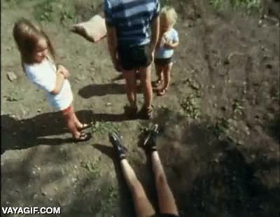 ciclo,infinito,vuelta,ni&ntilde;os,patio,surrealista,bucle