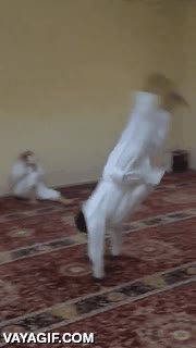 mortal hacia atr&aacute;s,pirueta,acrobacia,alfombra,mezquita,gordo
