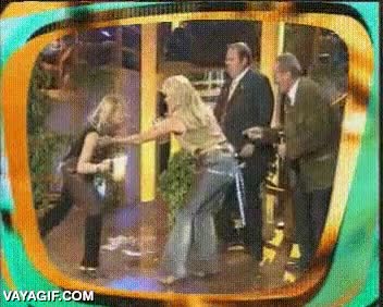No sé qué es mejor, si el resbalón de la chica o cómo se parte de risa el tío de la derecha reir,probablemente cerveza,resbalon,resbalar,jarra,chica,hombre,se parte