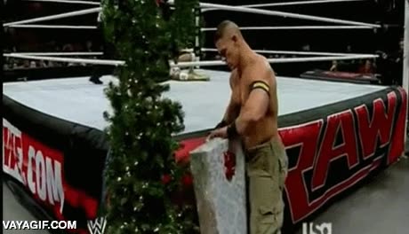 Enlace a John Cena, luchador de la WWE, recibiendo un regalo ideal