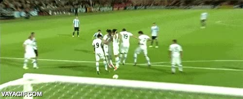 bien ajustado,portero,rabia,futbol,chutar,por debajo,saltar,barrera