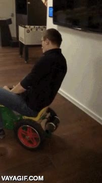 Poniéndole motor a un cochecito para niños en la oficina, ¡esto es pasarlo bien en el trabajo! oficina,motor,niños,juguete,tractor,derrape,carrera
