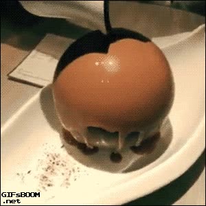 La presentación más original para un postre de chocolate, se me hace la boca agua chocolate caliente,deshacer,esfera,bola,chocolate,genial