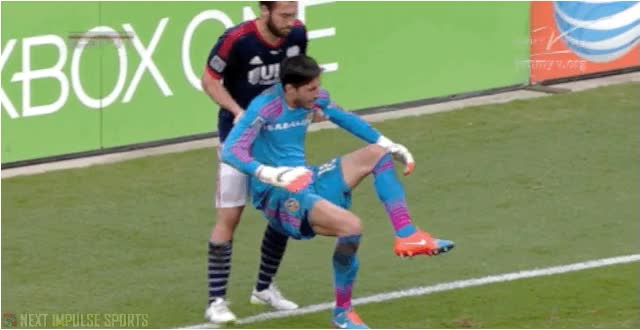 Oh, mira qué bonito gesto deportivo de este jugad... vale, nada... si tiene daño de verdad se habrá hecho más daño aún,tirar al suelo,empujar,levantar,simular,fingir,lesion,jugador,portero