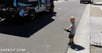 aplastar,atropellar,coche,radiocontrol,avion teledirigido,romper,ni&ntilde;o