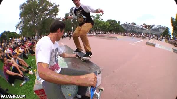 compa&ntilde;ero,en el aire,girar,dar la vuelta,skater,skate,monopatin