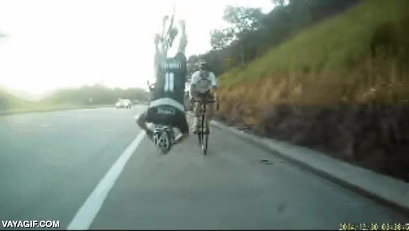 esquivar,iban muy rapido,ciclista,al suelo,fail,caida,atras,buenos reflejos