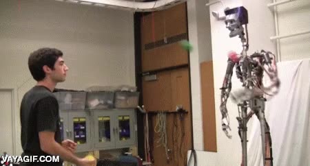 forever alone con amigos roboticos,amigo,acertar,robot,atrapar,pelota,pasar