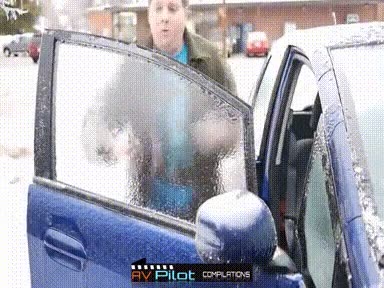 increible hulk,pu&ntilde;etazo,romper,capa de hielo,congelada,ventanilla,coche,se hace pedazos