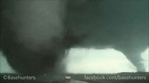 sin miedo,me da igual,acercarse,coche,valor,muy grande,gigante,tornado