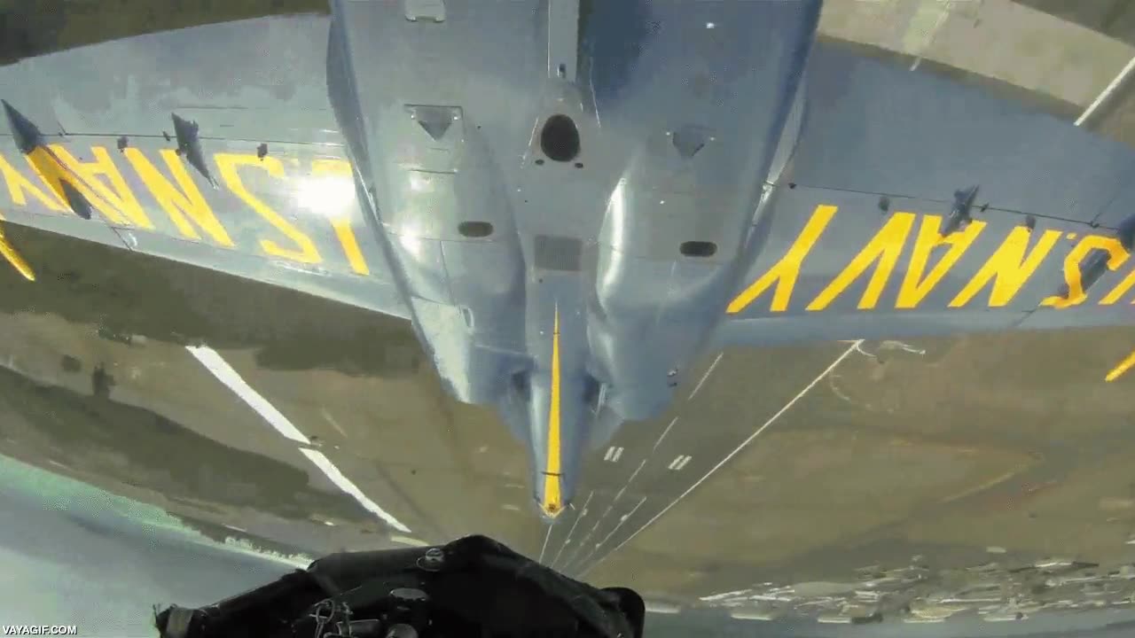 Enlace a Formación de aviones de combate que pone los pelos de punta