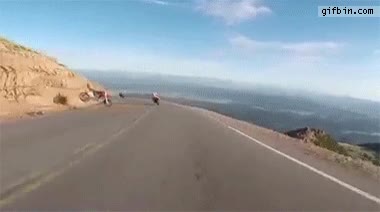 alguien se la ha pegado pero bien,motorista,caer,caida,fail,accidente,aparecer,moto
