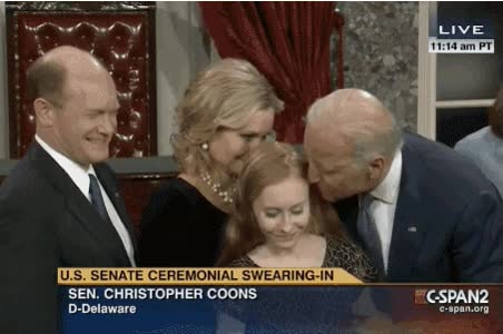 christopher coons,cobra,senador,ceremonia de juramento,jurar el cargo,beso,esquivar,biden