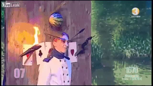 un par de centimetros y le hace un piercing nuevo en la frente,cartas,lanzador de cuchillos,por poquito,incompetente