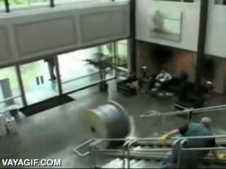 atravesar,bobina,escaleras,rampa,espero que no le tuvieran mucho cariño a la puerta,puerta de cristal,vidrio,romper,fail