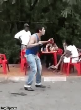 en mitad de la carretera,no creo que le pasase nada,atropellar,llevarse por delante,si bebes no conduzcas,moto,botella