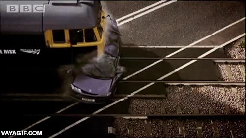 aplastado por completo,tren,arrollar,atropellar,coche,camara lenta