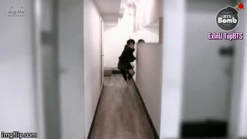 Runaway in the night,Bangtan Bomb,Jungkook,Corres a abrir la puerta. pero te haces el interesante,bangtan boys,BTS