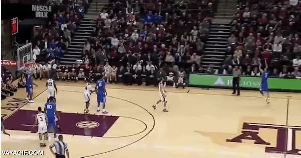 momento justo,muy oportuno,efecto optico,truco,pensaba que habia salido,basket,baloncesto,valla