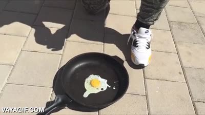 australia,hace calor,freir,huevos fritos,suelo,sarten,huevo frito