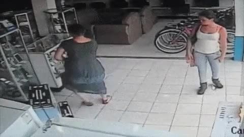 ladrona,televisor,falda,camara,entre las piernas