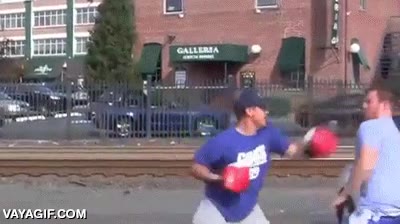 El rey del boxeo, por lo menos en lo que respecta a esquivar golpes en plena calle,defensa,esquivar,guantes,boxeador,boxeo,golpes,reflejos