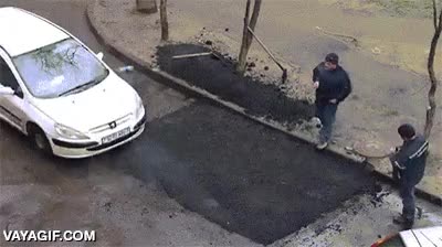 Enlace a A falta de apisonadora para asfaltar