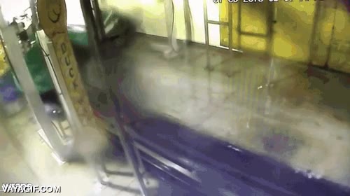 perder el control,empotrarse,accidente,coche,fail,tunel de lavado,menudo estropicio