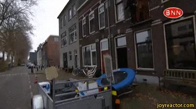 ¿Atento, eh? ¡Ahí te va el espejo, píllalo al vuelo! ¿Pero dónde vas? más mala suerte,romperse,por el balcon,apartarse,rebotar,cama elastica,mudanza,espejo