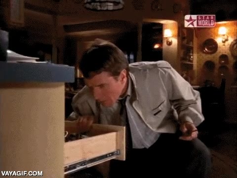 Si alguna vez te has preguntado cómo es currar de programador, pues sería algo así cambiar,bombilla,debug,debuggear,descubrir fallos,ordenadores,programacion,programar,programadores,malcolm in the middle