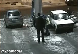 liarse,extintor,fuego,incendio,gasolinera,coches