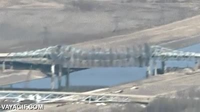 al agua,caer,dinamitar,destruir,demoler,demolicion,puente