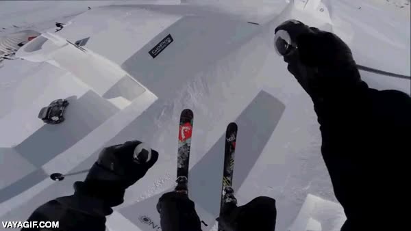 vista subjetiva,pro,muy bestia,salto,son varios metros,saltar,rampas,esqui,esquiador