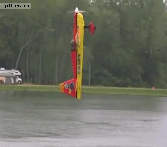 lago,agua,avioneta,vertical casi est&aacute;tica,piloto,muy al l&iacute;mite