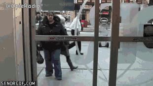 trolleada,se vuelve loca,no hacer caso,mujer,puertas,automaticas,troll