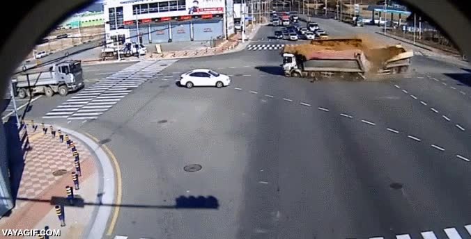 choque de camiones,tierra,empezando bien el día,enterrado,volquete,coche