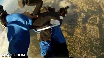 paracaidismo,paracaidas,trolleada aerea,quitar,zapatilla,ladron,volador,paracaidista