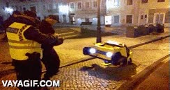 polic&iacute;as haciendo fotos,cosplay,disfraz,transformer,levantarse