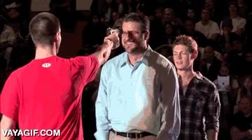 El típico tío al que cualquiera elegiría para atracarlo a punta de pistola, ¡ERROR! ya tiene una edad,hombre,parece que sabe lo que se hace,desarmar,pistola,maestro,artes marciales