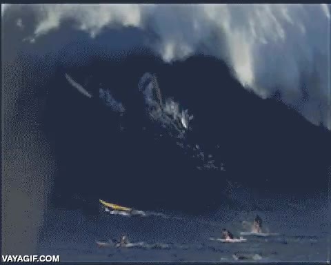surferos,rozando el tsunami,ola gigante,surfistas