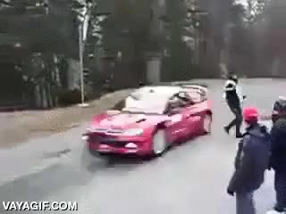 atropello,atropellar,y eso que es el de seguridad,rally,por poco