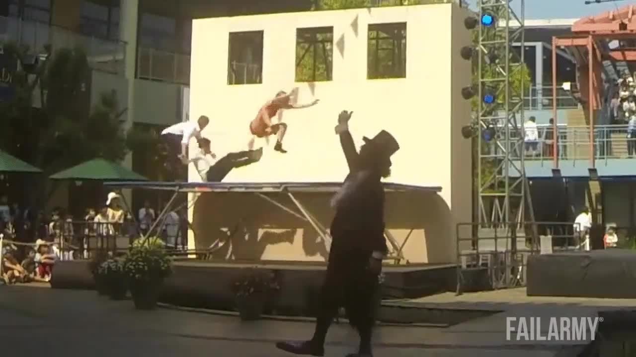 cama elastica,fail,caida,saltar,salir despedido,acrobatas,acrobacia