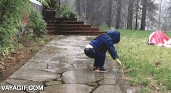 obviamente no es por beber,bebe torpe,niño,caerse,adorable